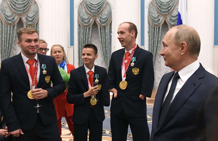 Atletas paralímpicos rusos con Putin