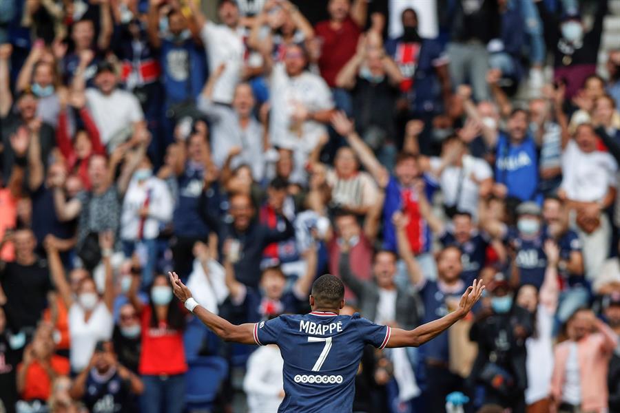 El delantero francés celebrando un gol