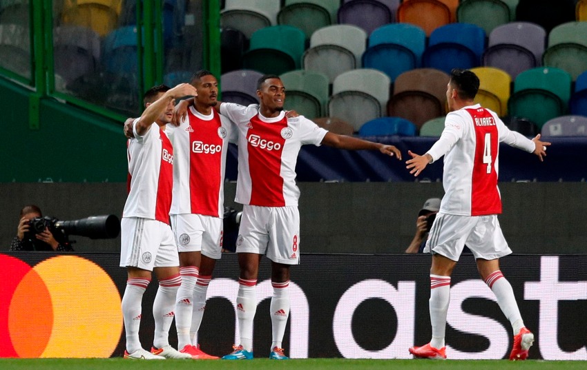 Jugadores del Ajax festejando un gol a favor