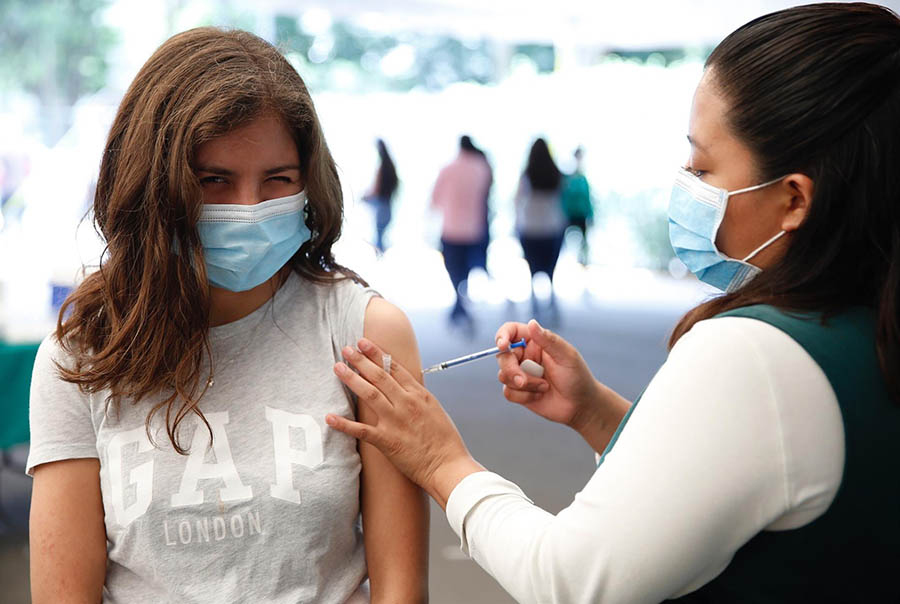 Mujer recibe vacuna en Ciudad de México