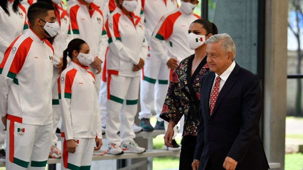 López Obrador con atletas de Tokio 2020
