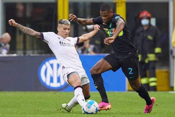 Denzel Dumfries en acción con el Inter de Milán frente al Bolonia