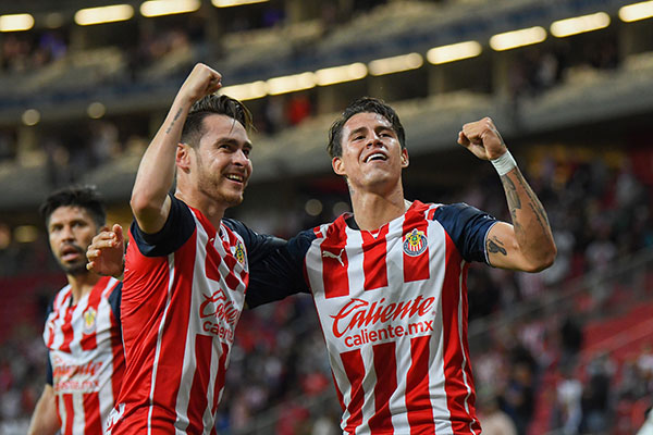 Angulo y el Chicote Calderón festejan el gol de Chivas