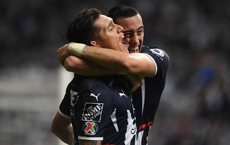 Rogelio Funes Mori abraza a Matías Kranevitter autor del segundo gol