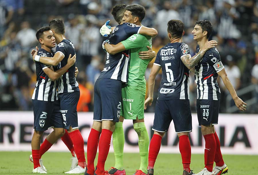 Jugadores de Rayados celebran victoria sobre Tigres