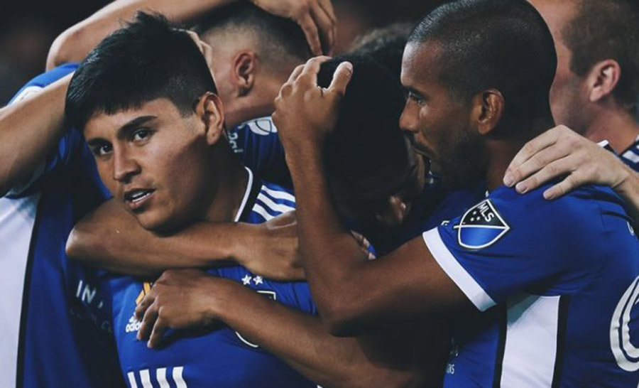López felicitado por sus compañeros tras marcar gol