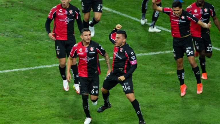 Aldo Rocha celebra su gol a Chivas