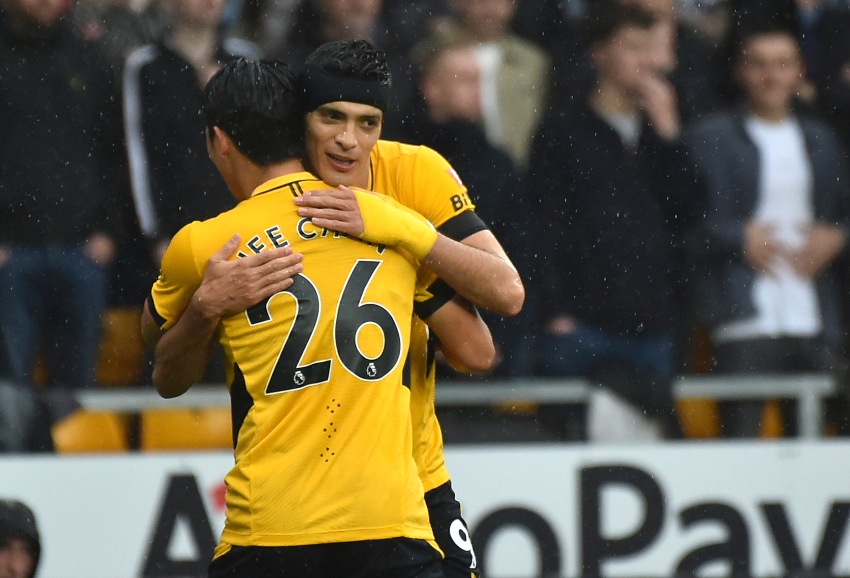 Raúl Jiménez festejando un gol a favor del Wolverhampton