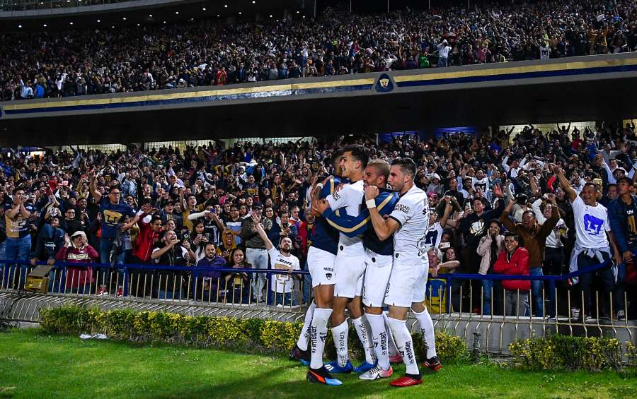 Universitarios celebran gol con estadio lleno