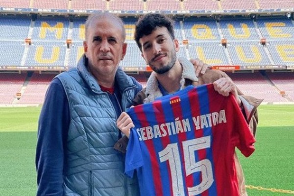 Sebastián Yatra posa dentro del Camp Nou con la playera del Barcelona