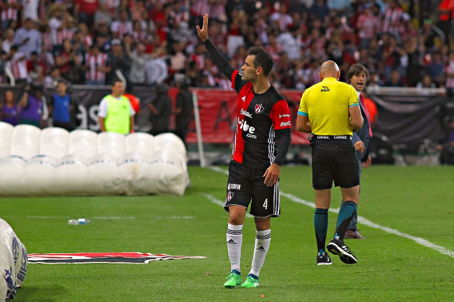 Rafael Márquez durante un partido con Atlas