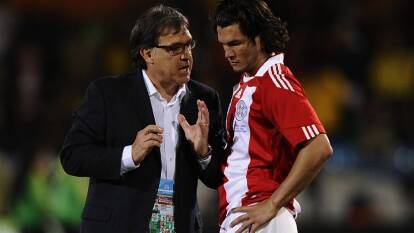 Martino da indicaciones a Valdez en un juego de Paraguay