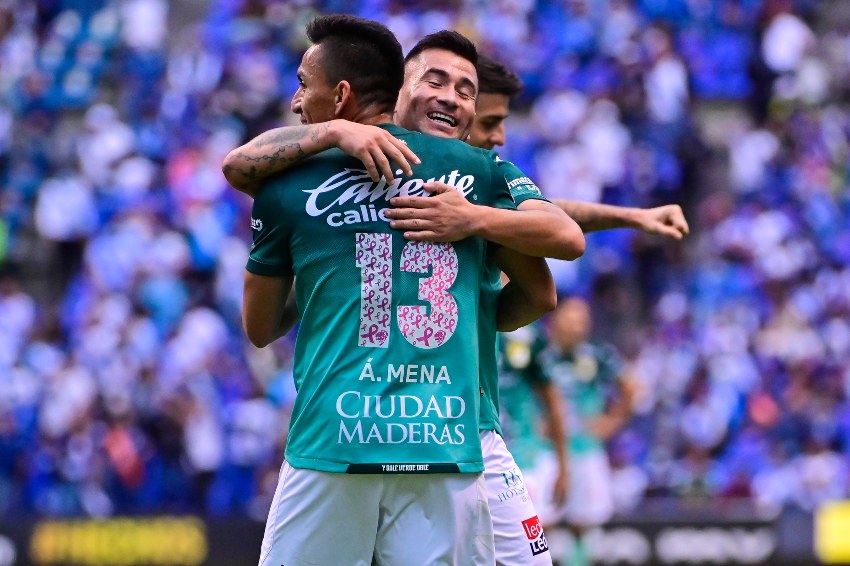 Ángel Mena celebrando el gol a favor del León