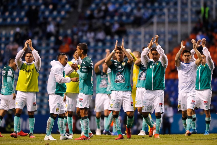 Jugadores del León festejando la victoria sobre Puebla