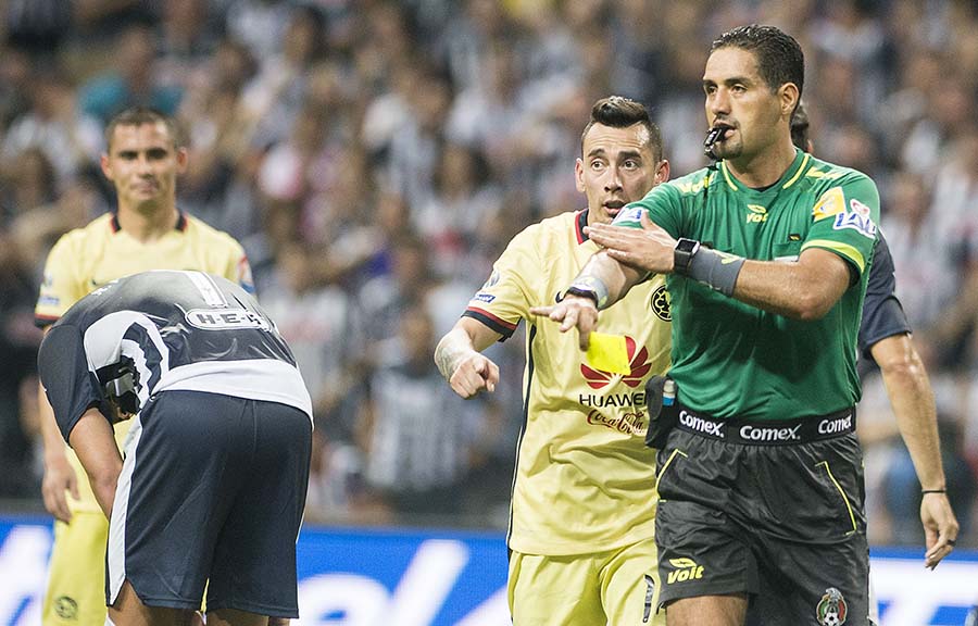 Roberto García Orozco marcó penalti por supuesta mano de Miguel Samudio