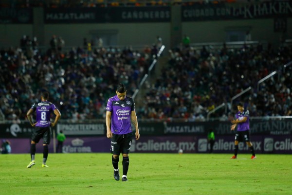 Jugadores del Mazatlán reaccionan al finalizar el partido