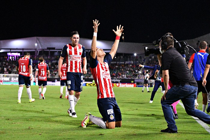 Zaldívar celebra el gol que metió a Chivas en la repesca