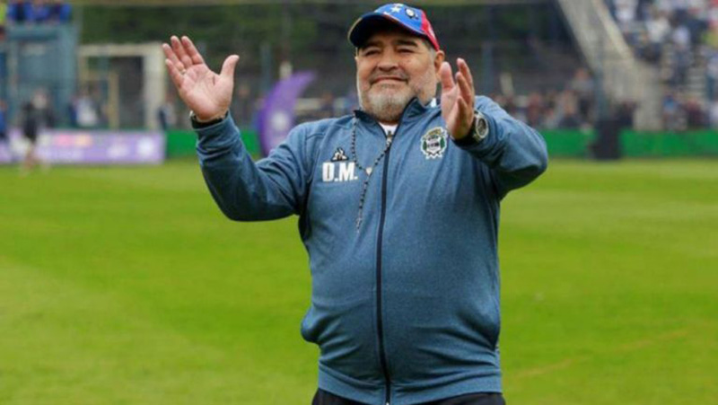 Diego Maradona saluda a la afición en Argentina 