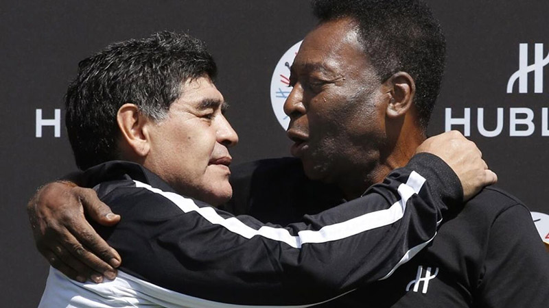Pelé y Maradona se abrazan durante un evento 