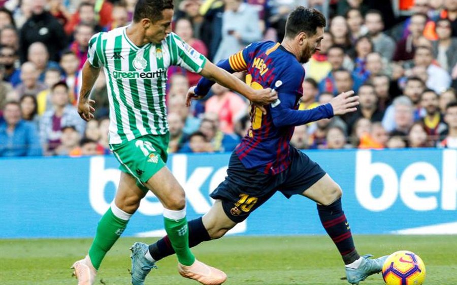 Guarado y Messi pelean el balón