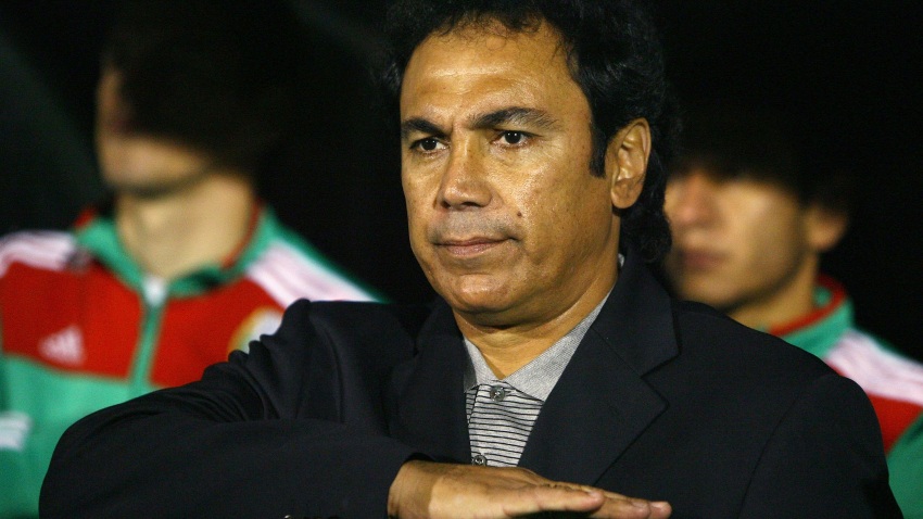 Hugo Sánchez en un partido de la Selección Mexicana