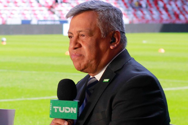 Raúl Pérez durante transmisión con TUDN