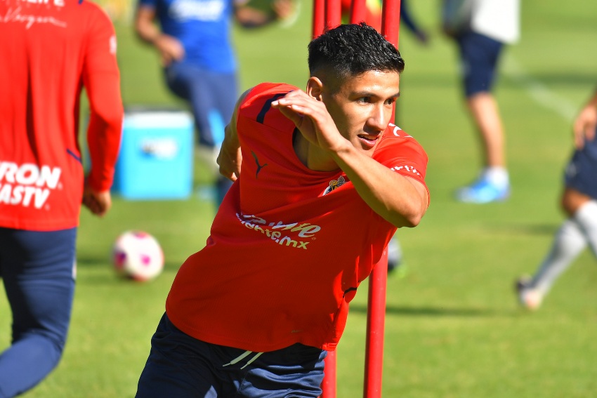Uriel Antuna en un entrenamiento de Chivas