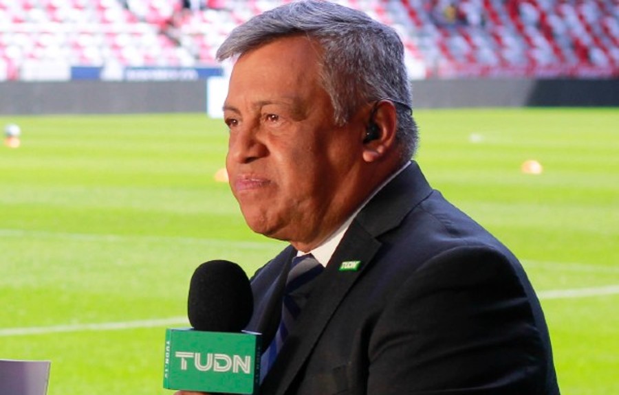 Raúl Pérez durante transmisión de TUDN