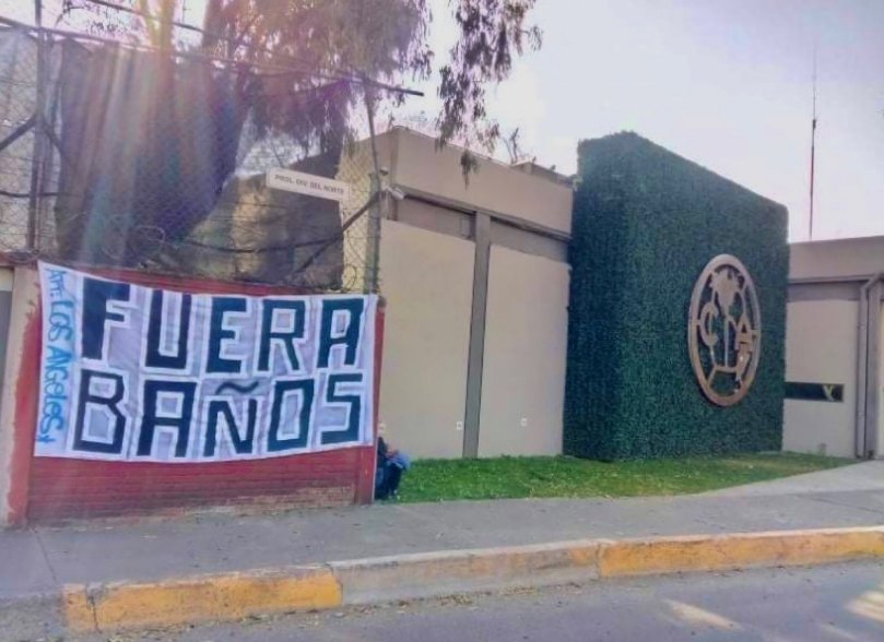 Pancartas en contra de Santiago Baños en Coapa