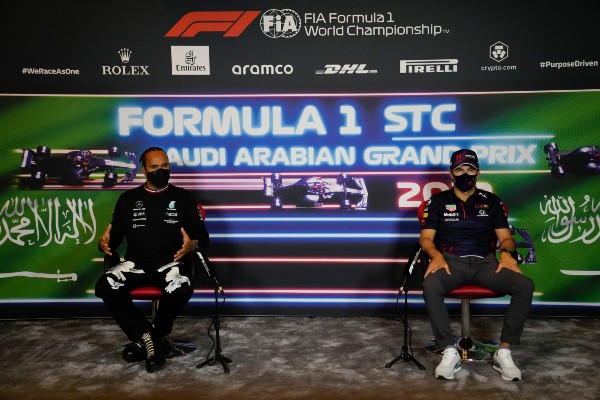 Lewis Hamilton y Checo Pérez en conferencia de prensa