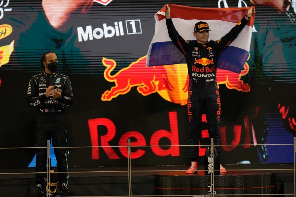 Lewis Hamilton y Max Verstappen en el podio de Abu Dabi