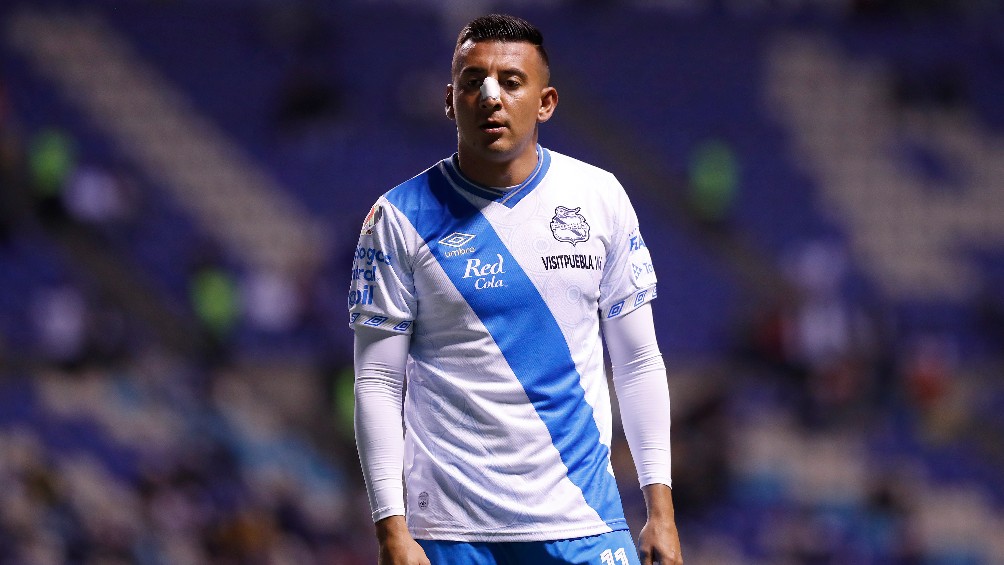 Daniel Álvarez jugando partido con Puebla en la Liga MX
