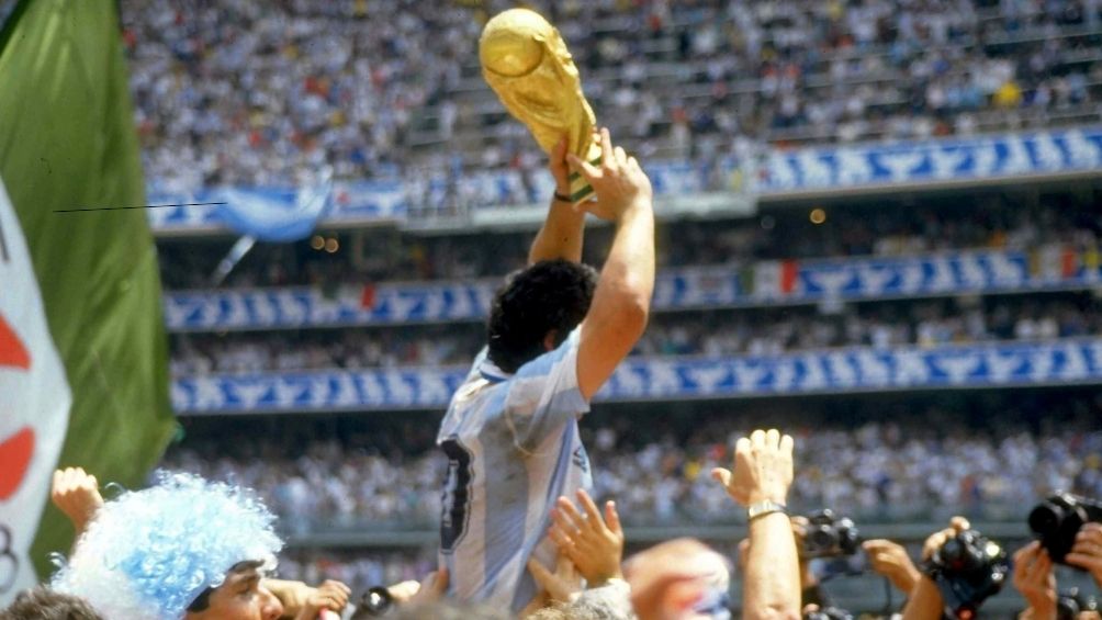 Diego Armando Maradona levantando la Copa del Mundo