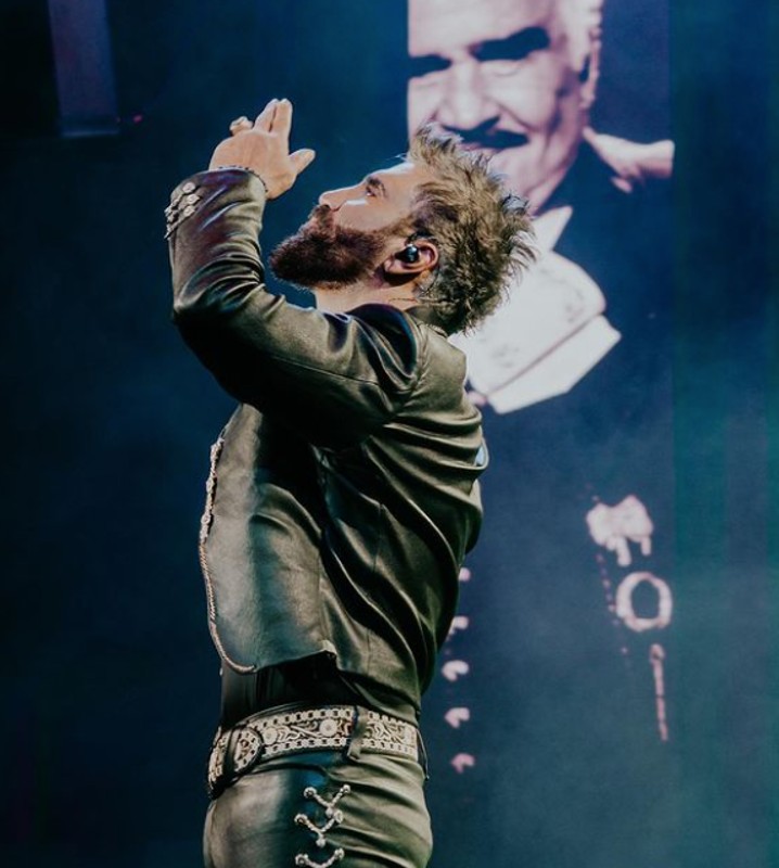Alejandro Fernández durante un concierto