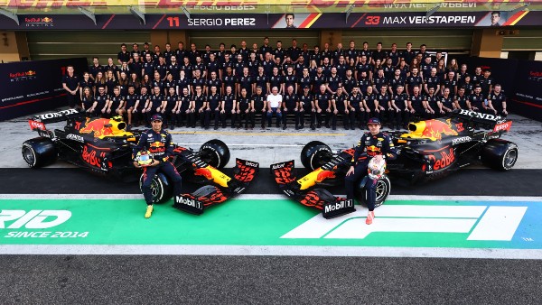Sergio 'Checo' Pérez, Max Verstappen y el equipo de Red Bull