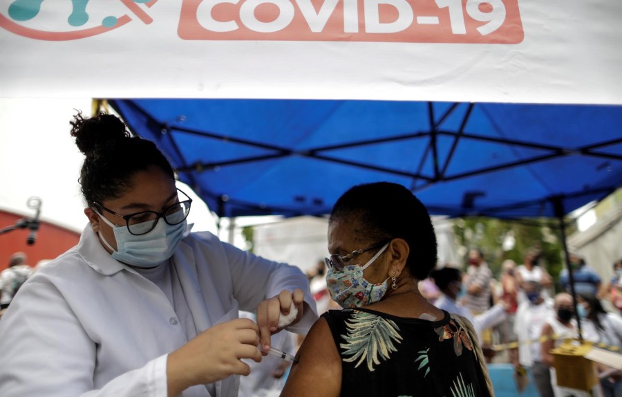 Mujer brasileña es vacunada contra covid-19