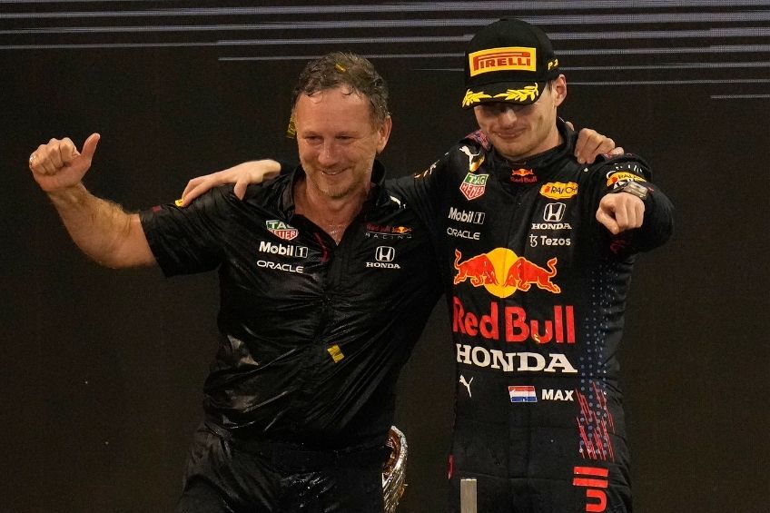 Max Verstappen festejando con Chris Horner la victoria en Abu Dhabi