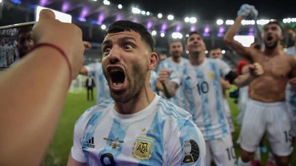 Sergio Kun Agüero festejando con la Selección de Argentina