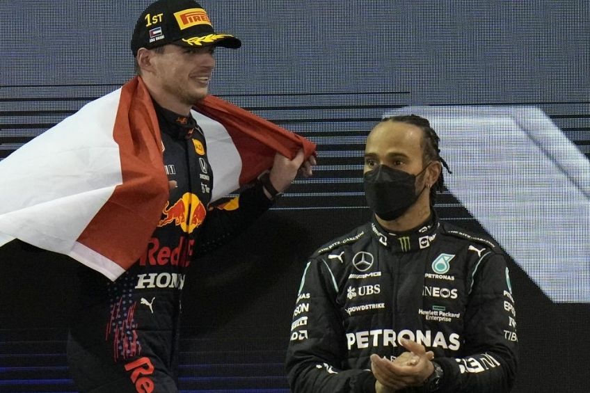 Hamilton en el podio tras quedar en segundo lugar