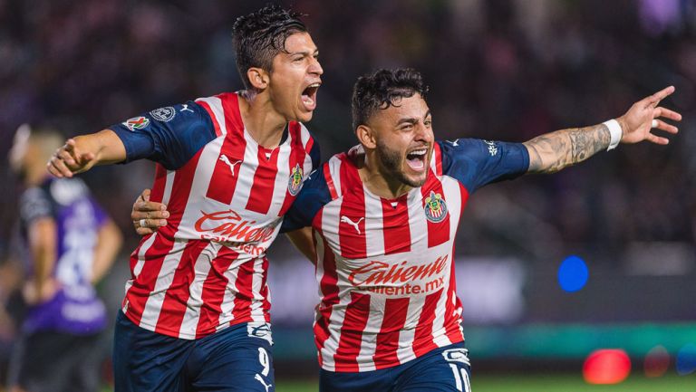 Zaldívar y Vega festejan un gol con Chivas 