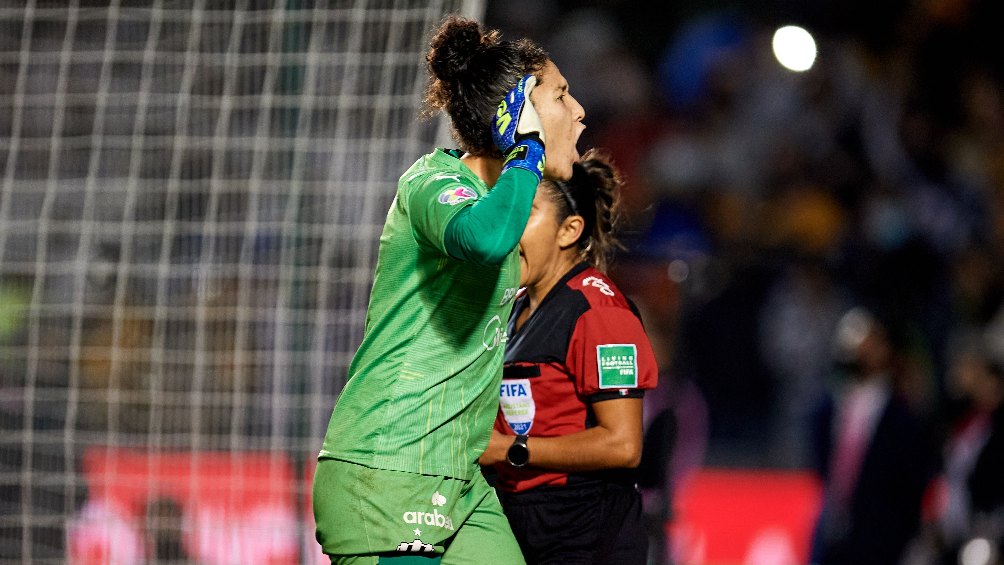 Alejandría Godínez festejando atajada en la tanda de penales vs Tigres
