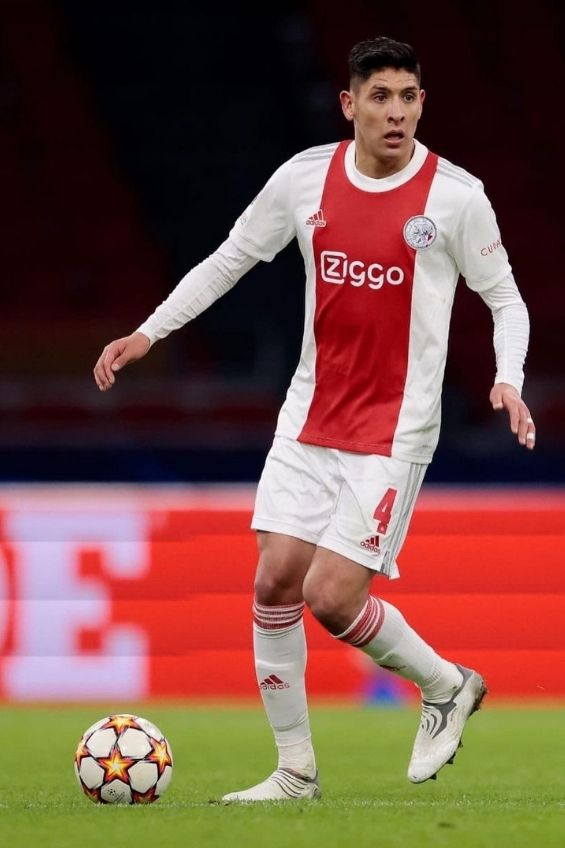 Edson Álvarez en un partido con el Ajax