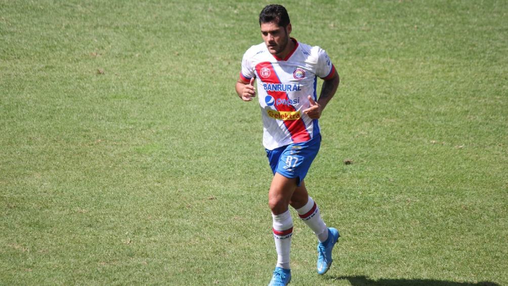 Javier 'Chuletita' Orozco jugando partido con Xelajú MC en Guatemala