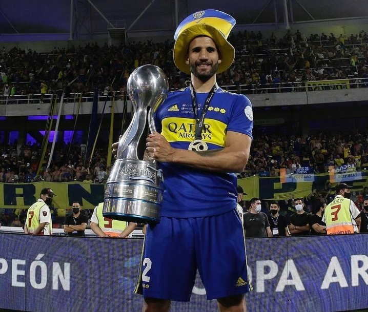 Lisandro López como campeón con Boca Juniors