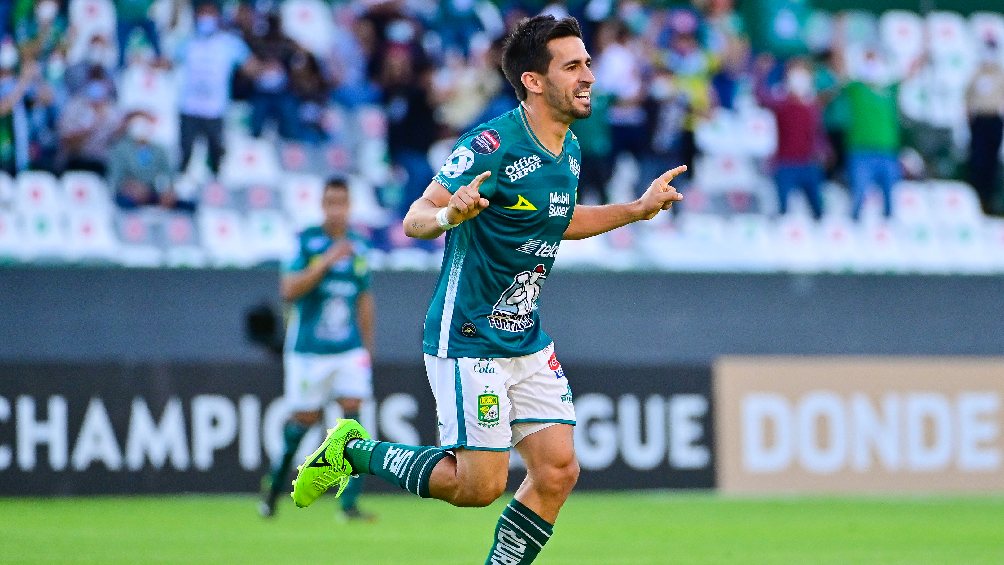 Fernando Navarro festejando gol con León en la Liga MX