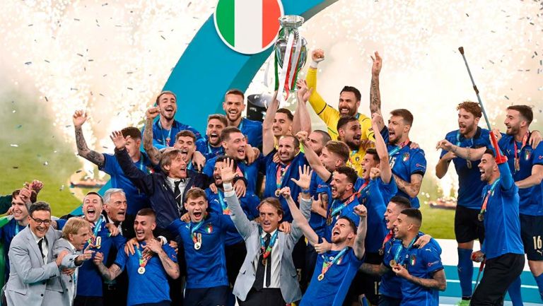 Los jugadores italianos celebran el triunfo en la Final