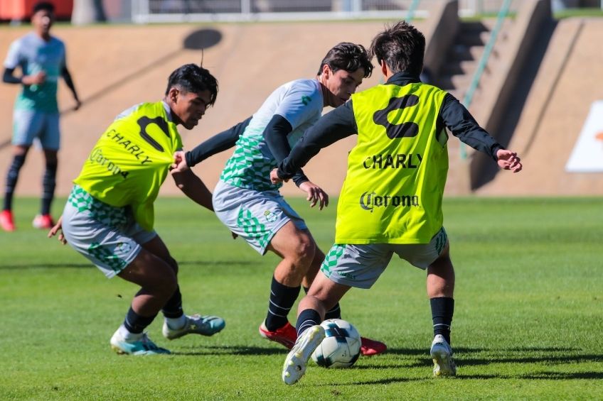 Jugadores de Santos en un entrenamiento