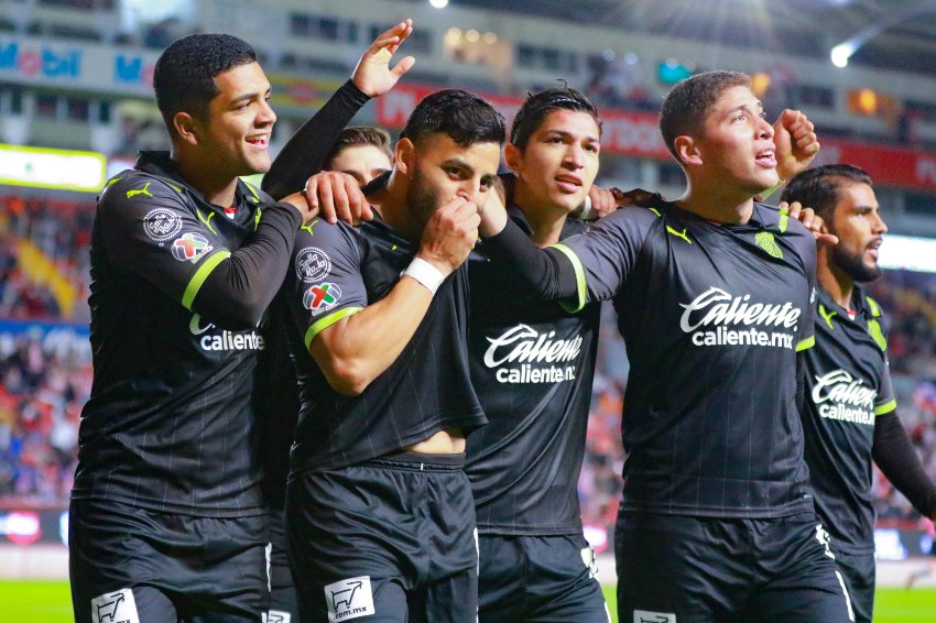 Jugadores de Chivas celebrando un gol a favor