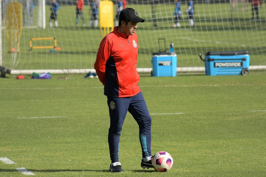 Michel Leaño en un entrenamiento de las Chivas