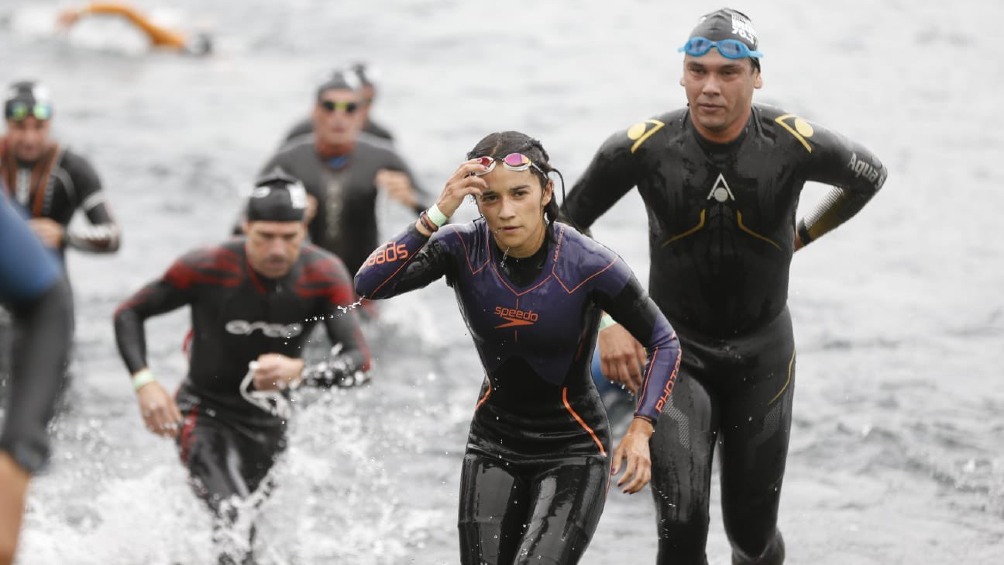 Atletas participando en el Ironman de Pucón en Chile